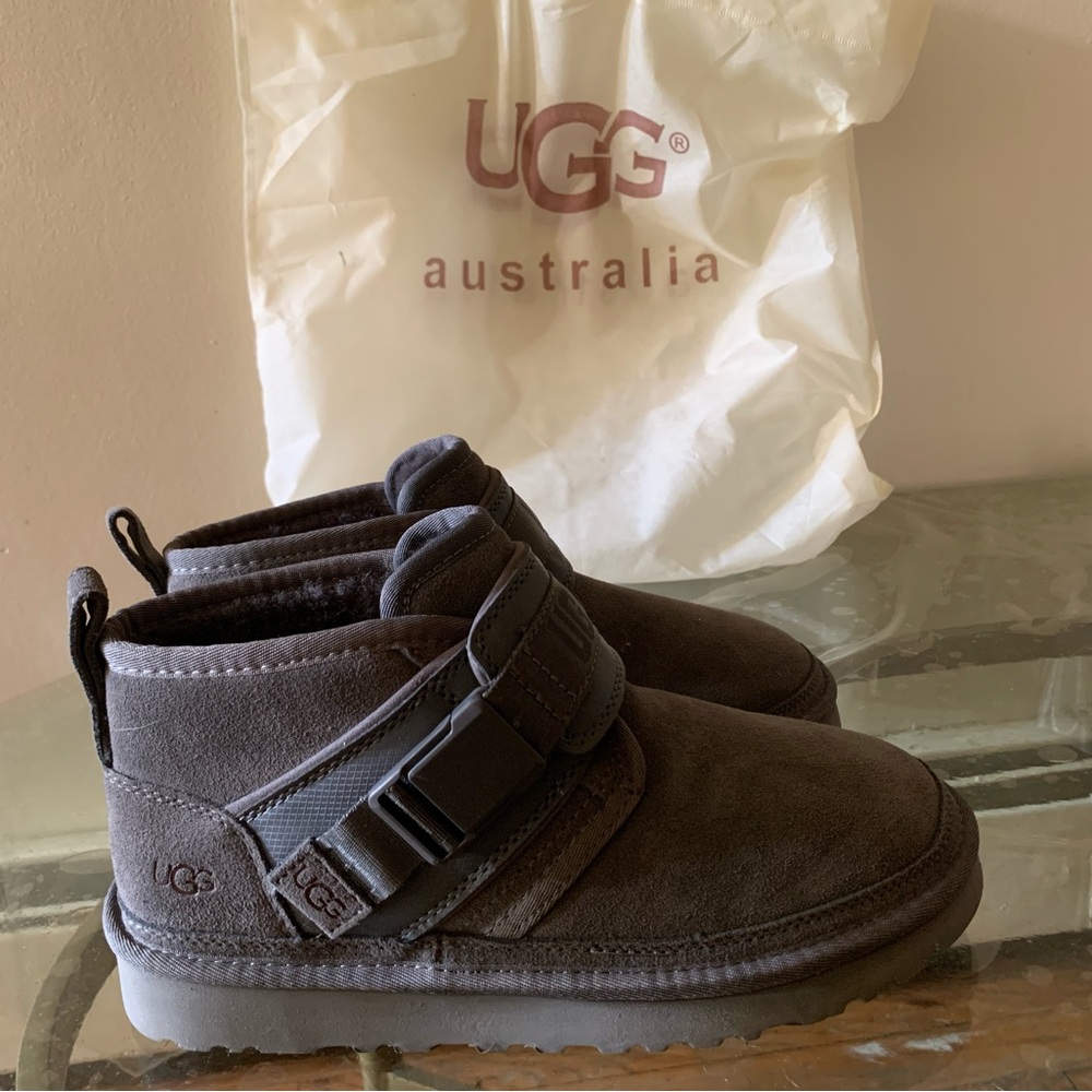 Uggs Boots Australia Neumel Mens Size 8 

Color Gray

Size 8

Brand Uggs

Mens